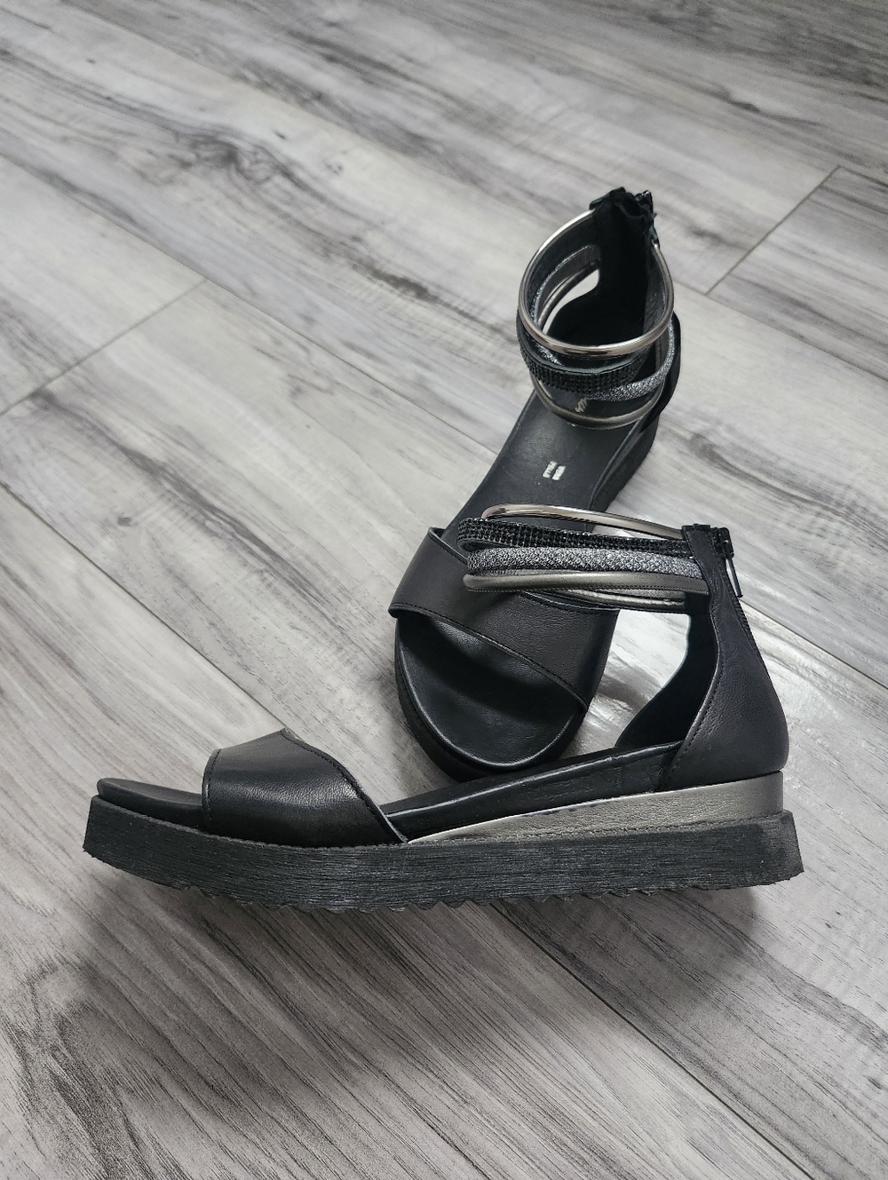 Browns Women’s Black Ankle-Strap Platform Sandals - Sleek Metallic Accent Size40